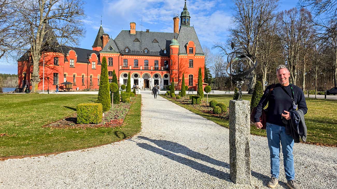 Mattias Damberg utanför Lejondals slott.