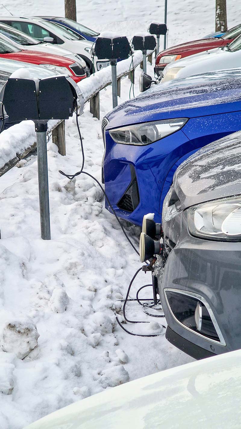 Yukari frågade om det var elbilar, men tydligen är motorvärmare inte så vanligt i Tokyo.